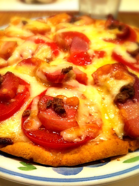 市販ピザにトマトとベーコン、アンチョビのあっさりビザ